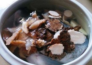 白芷川芎煲魚頭湯 白芷川芎煲魚頭湯