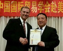 接受美國俄亥俄州坎通市“榮譽市民”證書