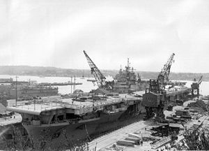 埃塞克斯號在港口進行SCB-27A的現代化改裝。攝於1949年8月。