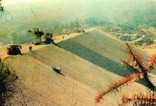 瀝青砼斜牆施工現場。