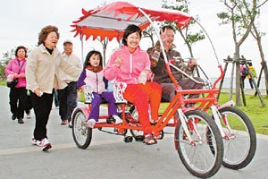 左岸公園有腳踏車出租，親子車很受歡迎