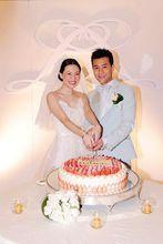 梁漢文(右)與林文慧齊切結婚蛋糕