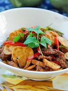 鐵板牛肉配鮮草菇 鐵板牛肉配鮮草菇