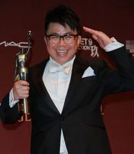 憑藉《李小龍》獲金像獎最佳新演員獎