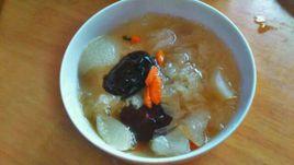 銀耳冰糖雪梨紅棗湯 銀耳冰糖雪梨紅棗湯