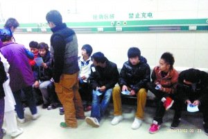 受傷的學生被送到醫院接受治療