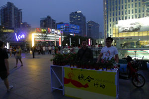 大雨過後的夜晚義賣鮮花展位依舊堅持