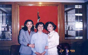 溫家寶之女溫如春（左）和親朋