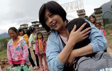 張平宜和“麻風村”的孩子在一起