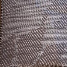 絲綢[用蠶絲或人造絲純織或交織而成的織品總稱]