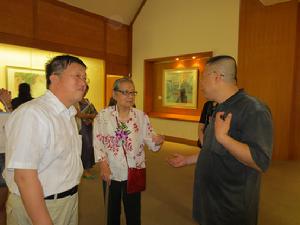 黃胄夫人鄭聞慧與崔曉東(左)、臧伯良