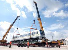 捷運13號線首列8節編組列車抵達官湖車輛段