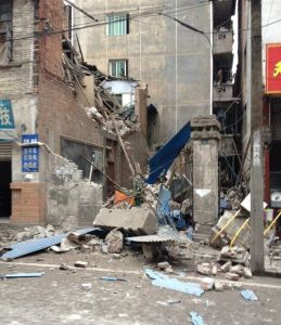 雅安地震現場毀壞的房屋