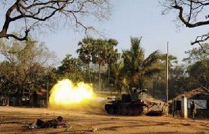 （圖）斯里蘭卡政府軍的中國產59式改進型坦克向猛虎組織目標開火