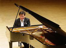 殷承宗在演奏中