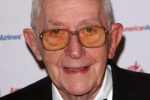 劉易斯·吉爾伯特 劉易斯·吉爾伯特