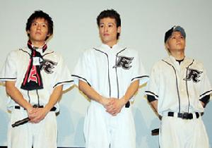 (左起)小出恵介、佐藤隆太、市原隼人