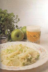 菜 名： 涼拌牛百頁絲 主 料： 牛百頁6兩（約240克），蘋果（青）1個。 配 料： 調味料：香醋2湯匙，花椒粉1茶匙，姜茸少許，鹽、麻油各1茶匙，蔥粒1/2湯匙，生抽1/2湯匙，辣椒粉1/2茶匙。 做 法： 1、將牛百頁洗淨，放入滾水中焯熟，取出瀝乾水，切絲。2、青蘋果洗淨，去心，切絲，用淡鹽水浸著。3、調味料混合備用。4、牛百頁絲、青蘋果絲，放入調味料拌勻，即可上碟。 備 註： 蘋果切絲後要浸於鹽水中，以免與空氣接觸氧氣而變銹色，在食時才拌合可保持爽脆。