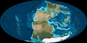（圖）接近二疊紀/三疊紀交界時的全球地圖。西伯利亞地盾火山爆發位於北方淺海的東岸。峨嵋山地盾火山爆發時間較早，位置在東方大型獨立島嶼。