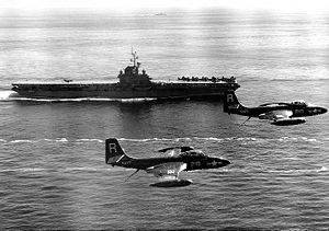 韓戰期間，兩架F2H噴射機在埃塞克斯號旁掠過。