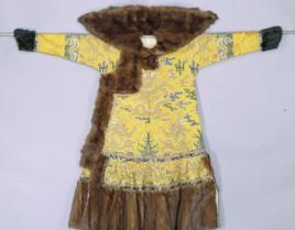 清雍正明黃色彩雲金龍妝花緞皮朝袍 清雍正明黃色彩雲金龍妝花緞皮朝袍