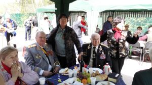 2015年5月9日與獲得習近平主席頒發和平獎章的俄羅斯老戰士巴格拉米揚元帥的孫子伊·巴格拉米揚合影