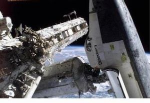 發現號太空梭對接空間站