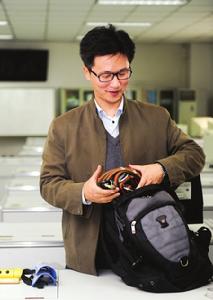 蔡錦成展示包里的“寶貝”.