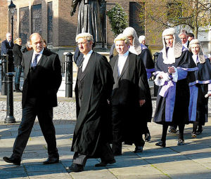 假髮套是英國法官權威的象徵