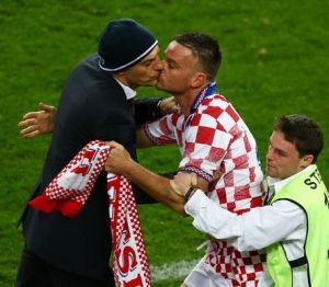 激動的克羅地亞球迷沖進球場送吻主帥比利奇