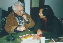 蔡迪安先生與王朝聞先生在探討壁畫藝術