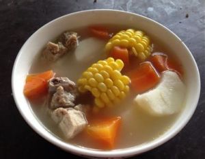 玉米紅蘿蔔豬骨湯 玉米紅蘿蔔豬骨湯