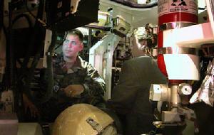 （圖）Stryker內部：在科威特港口執行卸貨操作期間，第14騎兵團的專業軍士詹姆士&middot;巴扎德駕駛一輛Stryker車離開USNS Sisler。