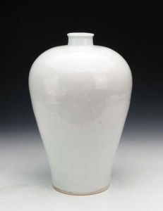 明永樂白釉暗串枝蓮花梅瓶 明永樂白釉暗串枝蓮花梅瓶