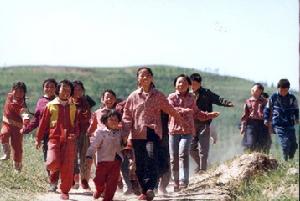 魏敏芝和孩子們為自己勞動換來的收穫倍感興奮