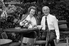 　1985年，柴契爾和丈夫共享品茶時光