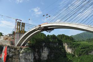 2012年7月5日,木蓬特大橋主拱圈順利合龍