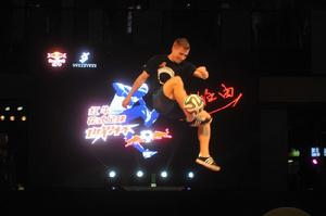 英國選手亨德森凌空雙繞球炫酷奪魁