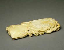 清牙雕松樹形鎮紙 清牙雕松樹形鎮紙