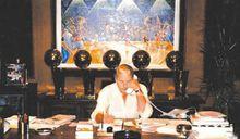 傑里&middot;巴斯在辦公室里