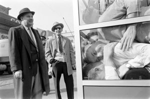 一群大學生將半截身體塞進電話亭，腿則露在外面 