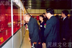 圖為香港特別行政區行政長官董建華參觀展覽。