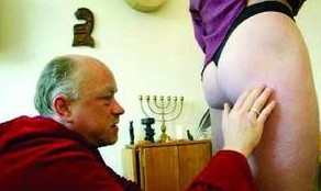 德占卜師“摸臀”預測命運