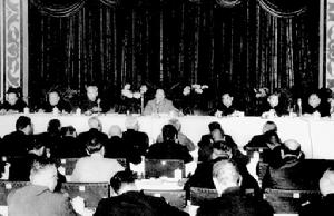 (圖)1958年11月28日至12月10日,毛澤東在武昌主持中國共產黨八屆六中全會。右起鄧小平,陳雲、周恩來、毛澤東、劉少奇、朱德、林彪。