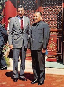 1986年9月2日，鄧小平在北京中南海接受了邁克·華萊士的採訪。圖為鄧小平同華萊士合影。新華社記者 齊鐵硯