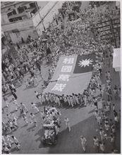 新加坡華人擎中華民國國旗來慶祝勝利。