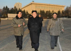2014年1月，金正恩在朝鮮國家科學院視察，背景圖為該院建築。