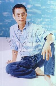 《穿過你的黑髮的我的手》