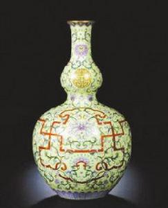 清乾隆淺黃地洋彩錦上添花萬壽連延圖長頸葫蘆瓶 清乾隆淺黃地洋彩錦上添花萬壽連延圖長頸葫蘆瓶