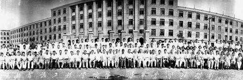 學校第一屆畢業學生合影（1957.8）